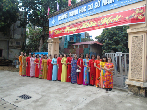 Nữ cán bộ công chức, viên chức, trường THCS Nam Thanh duyên dáng trong tà áo dài Việt Nam