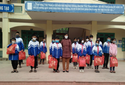 Học sinh trường THCS Nam Thanh  Ủng hộ “Tết vì bạn nghèo” nhân dịp tết nguyên đán Nhâm dần năm 2022