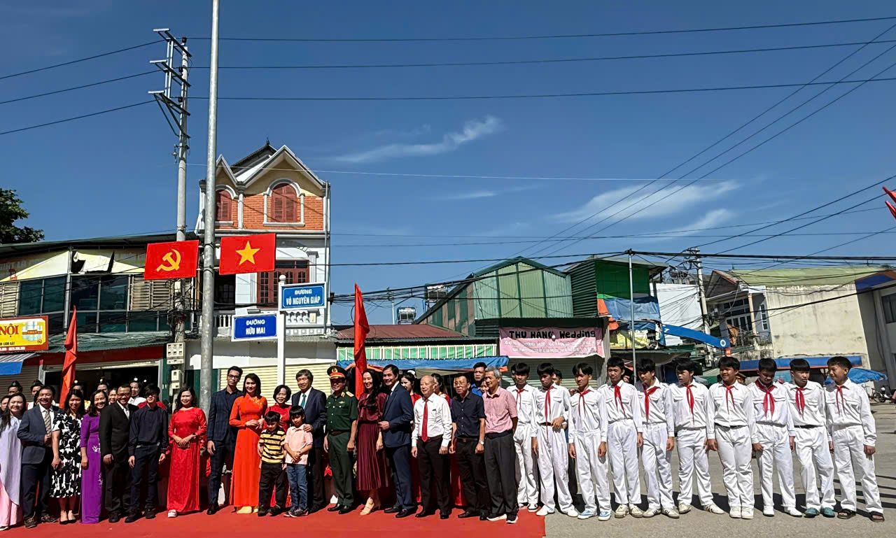 TRANG TRỌNG LỄ GẮN BIỂN TÊN ĐƯỜNG NHÀ VĂN HỮU MAI