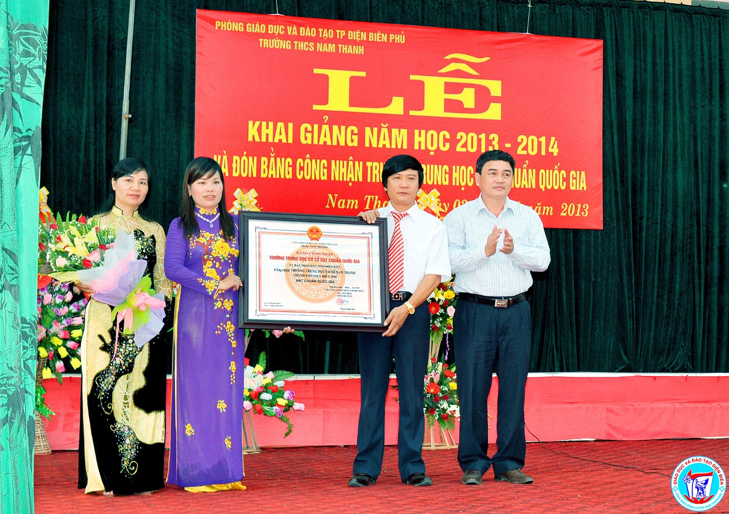 Lễ đón chuẩn công nhận trường đạt chuẩn Quốc gia năm học 2013-2014