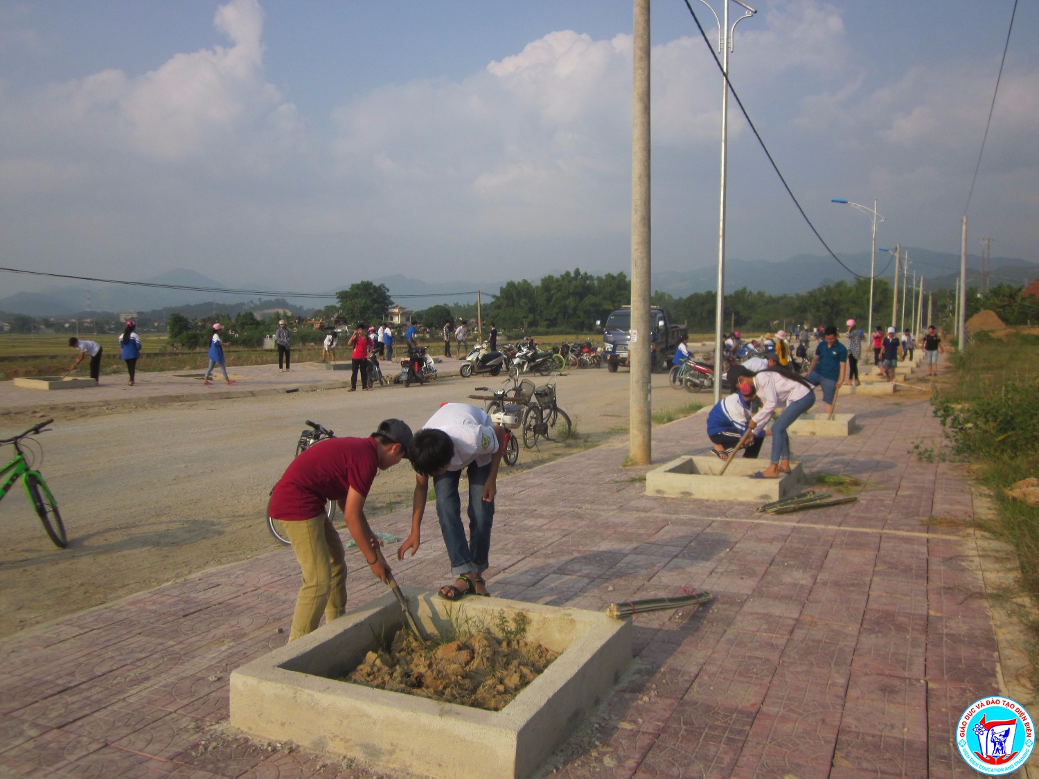 Thầy cô - HS tích cực tham gia trồng cây