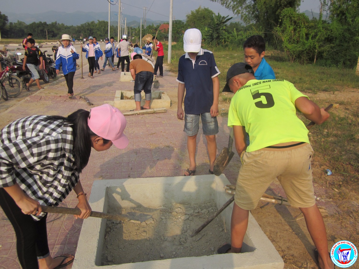 Thầy cô - HS tích cực tham gia trồng cây