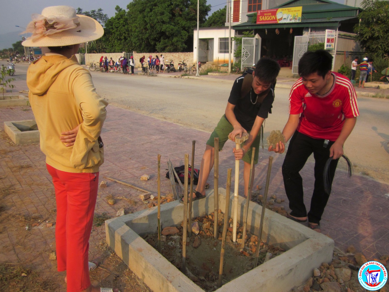 Thầy cô - HS tích cực tham gia trồng cây