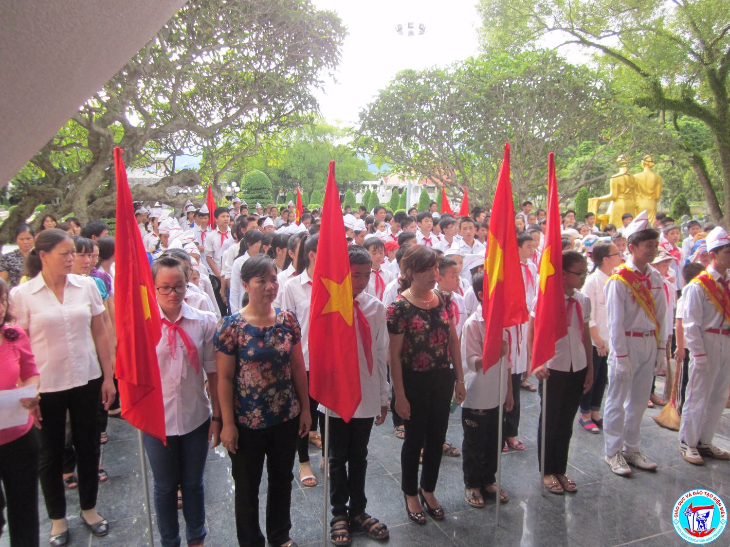 Viếng nghĩa trang liệt sĩ năm học 2016 - 2017