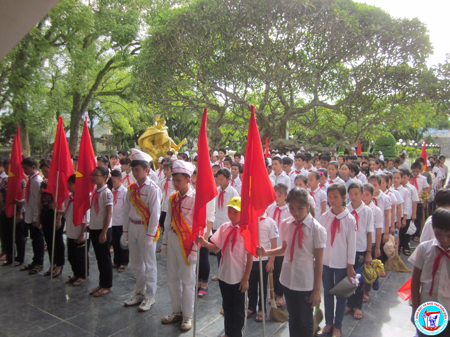 Viếng nghĩa trang liệt sĩ năm học 2016 - 2017